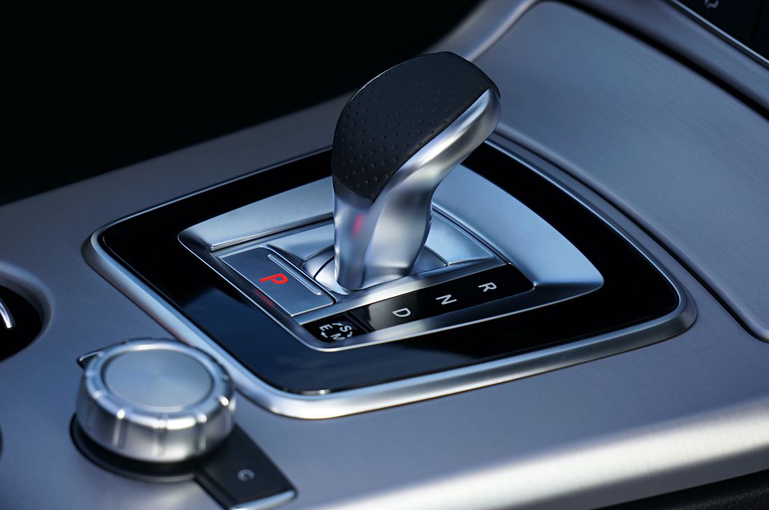 Automatic gear selector in a modern dual-control car