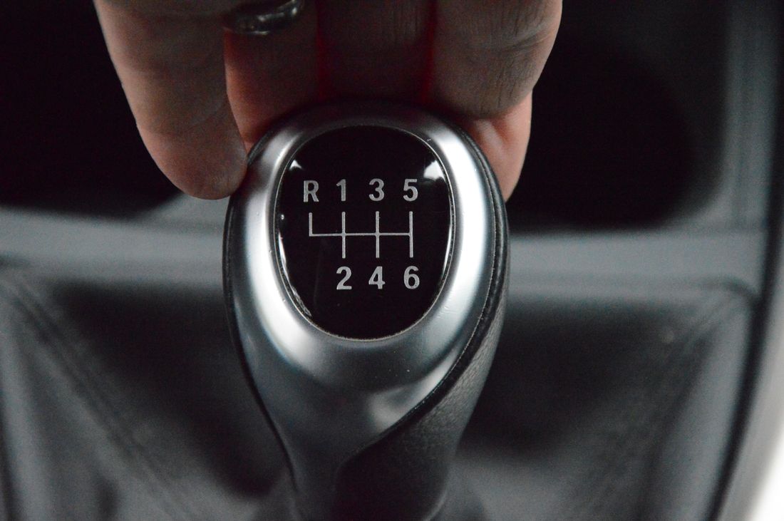 Manual gear stick showing a six-speed shift pattern
